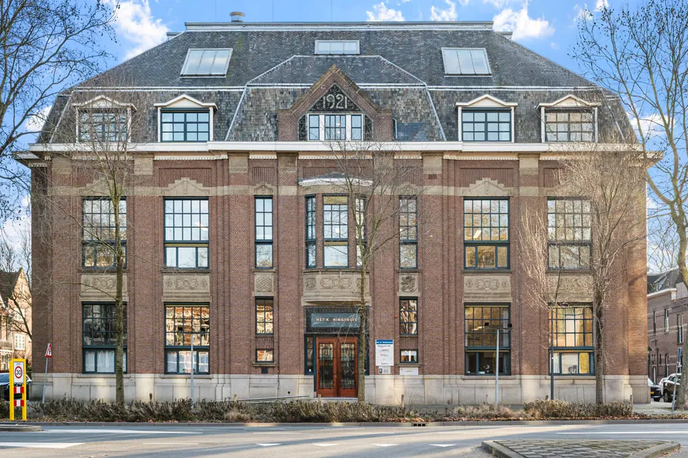 Karakteristiek herenpand aan een klinkerstraat