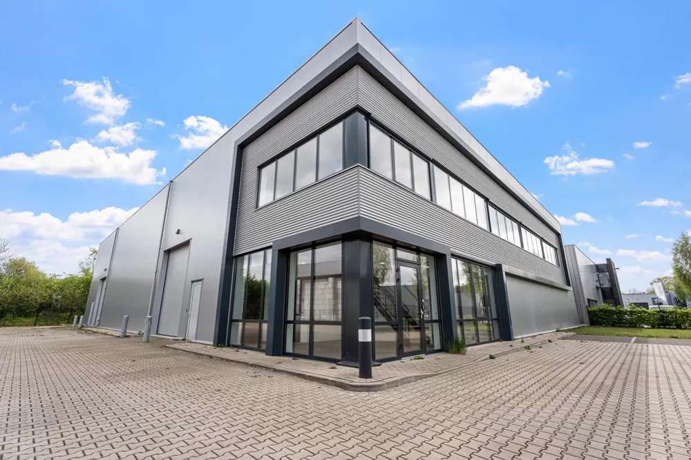 Modern kantoorgebouw met glazen hoekpartij