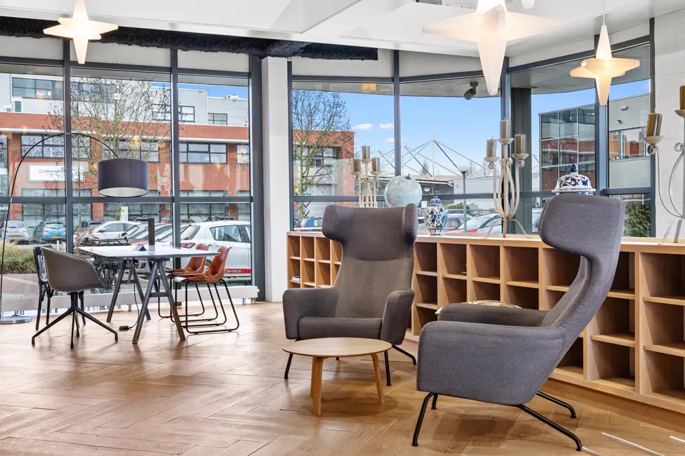 Loungeruimte met fauteuils en grote raampartij